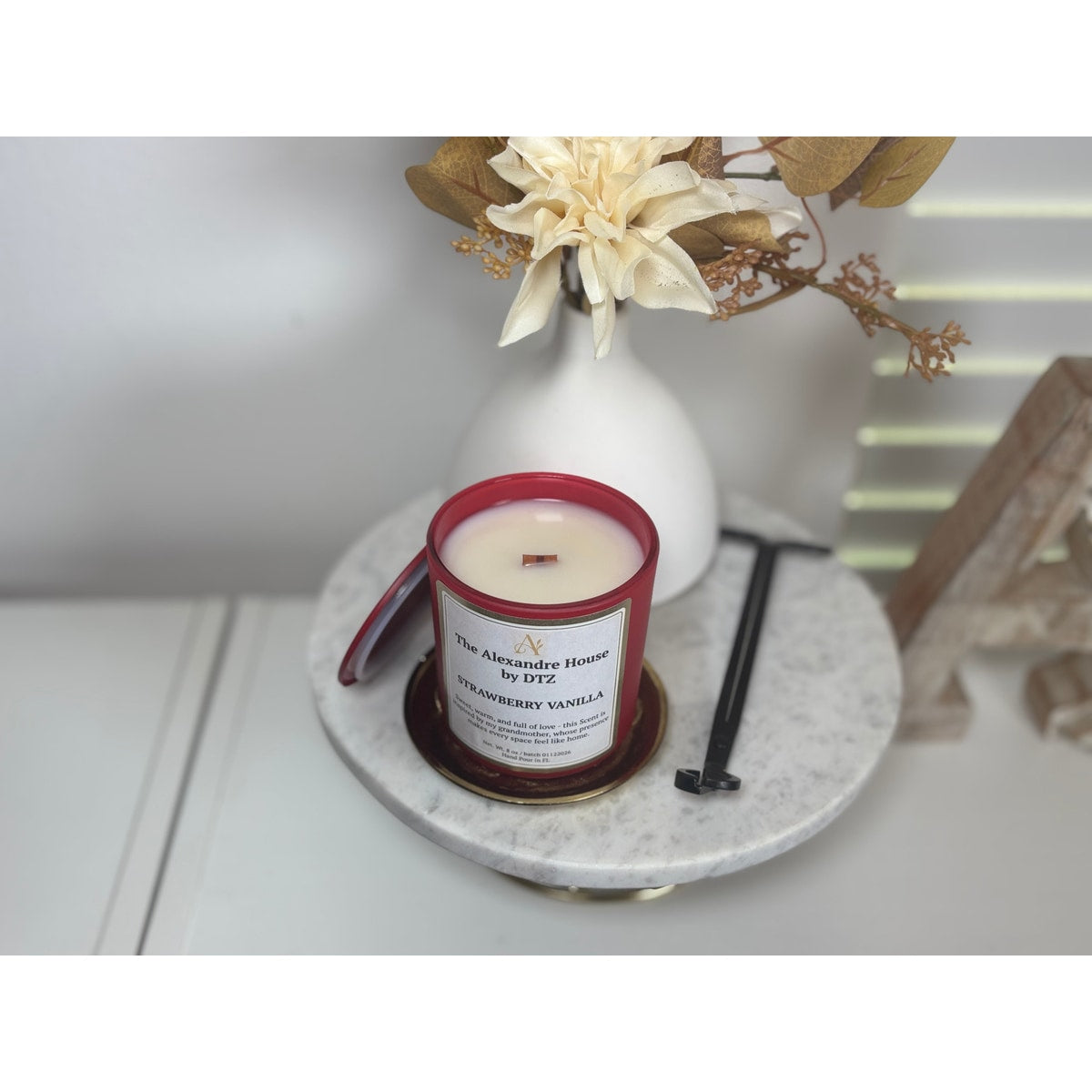 Loma | Strawberry Vanilla 8 oz Signature Candle