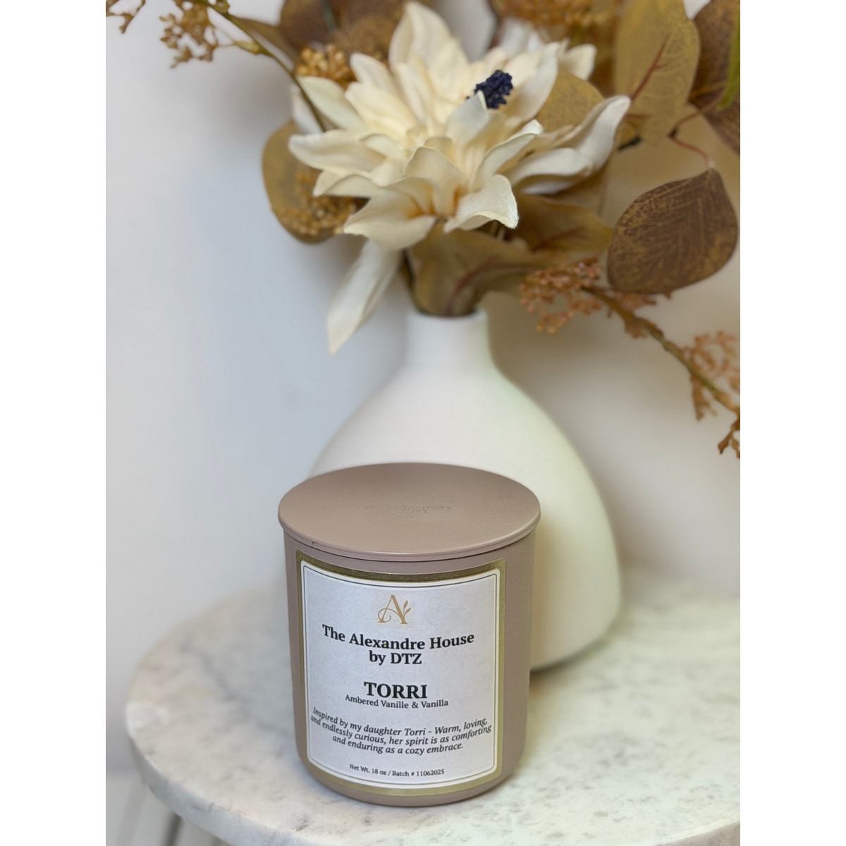 TORRI | Ambered Vanille & Vanilla  Signature Candle (8 oz)— A warm, comforting luxury candle with a crackling wood wick