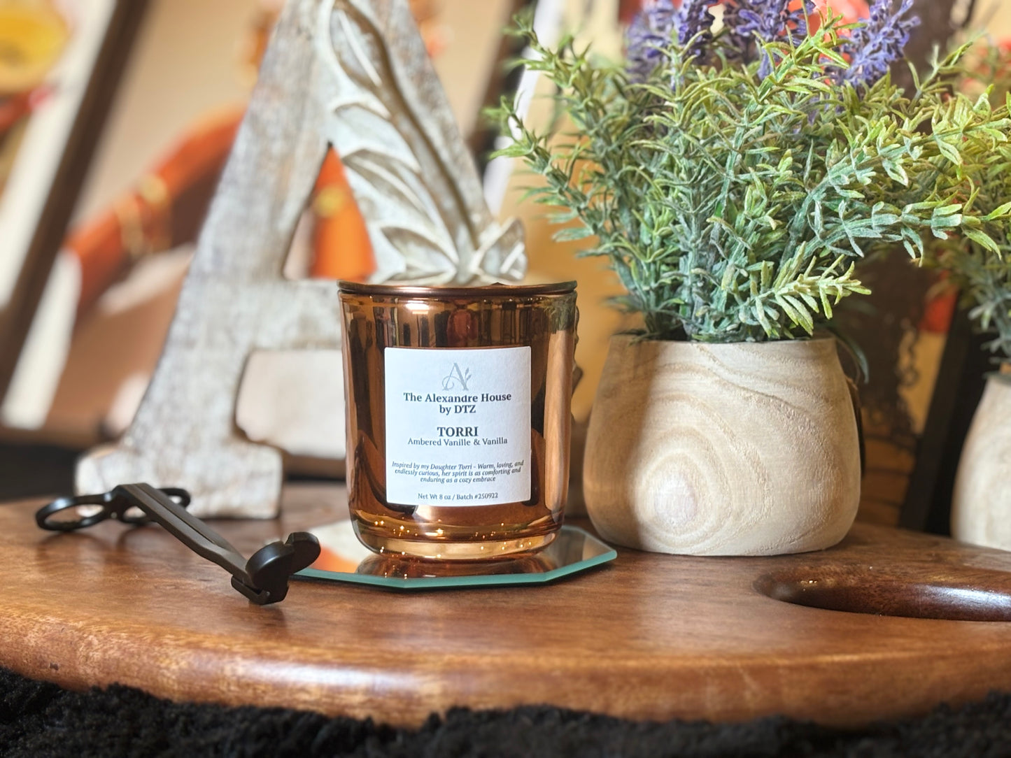 TORRI | Ambered Vanille & Vanilla  Signature Candle (8 oz)— A warm, comforting luxury candle with a crackling wood wick